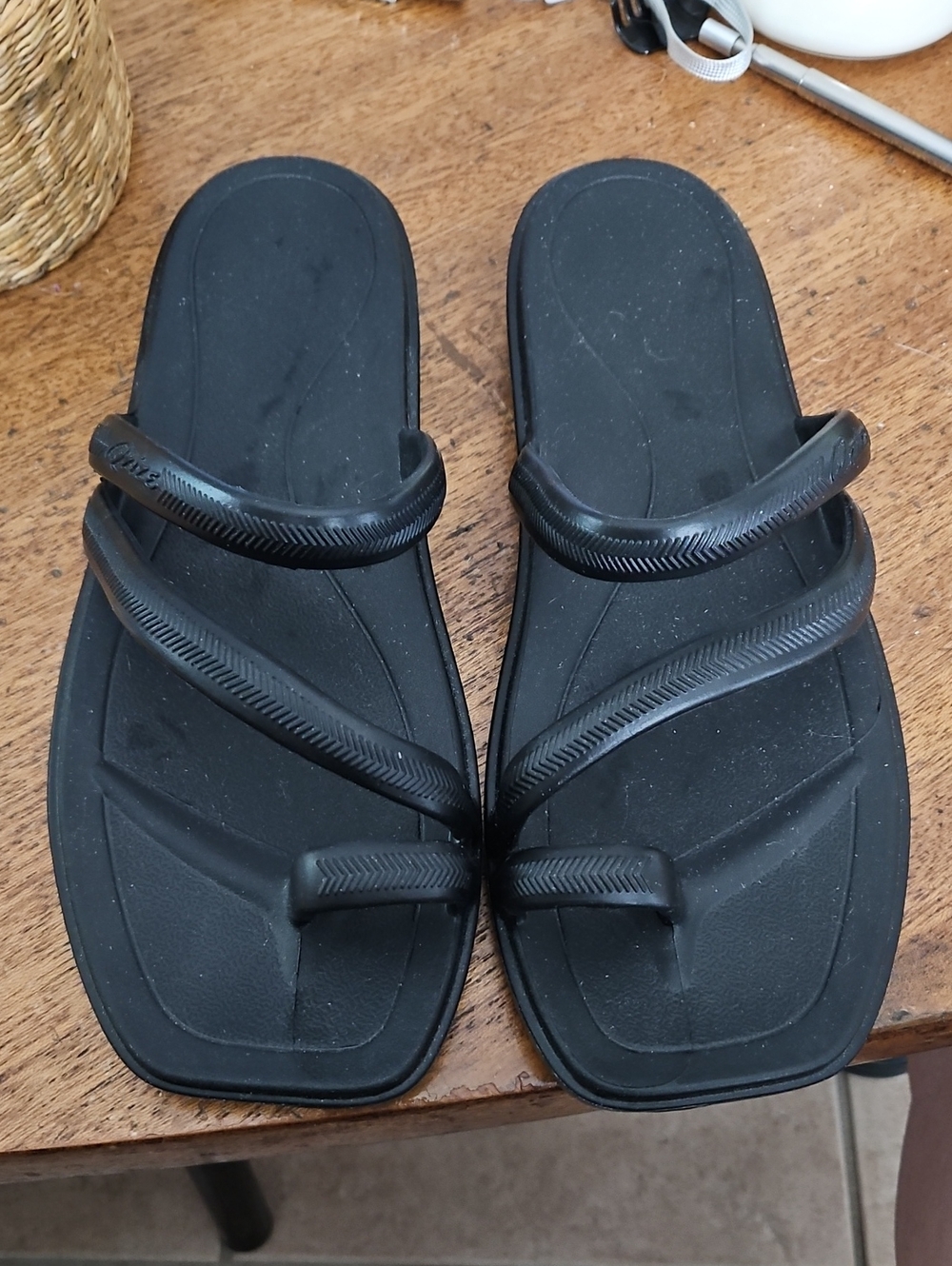 Women’s Black Strappy Toe-Ring Sandals